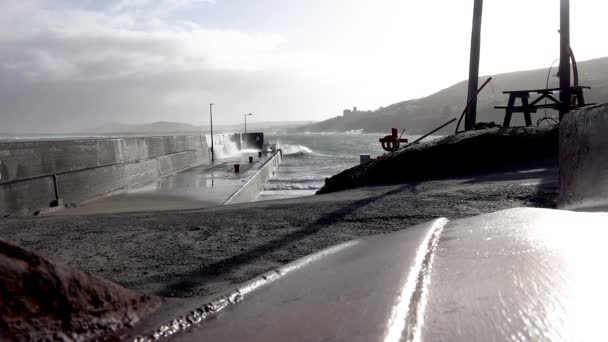 Onde che si schiantano contro il molo del porto di Portnoo dopo Storm Franklin - Contea di Donegal, Repubblica d'Irlanda — Video Stock