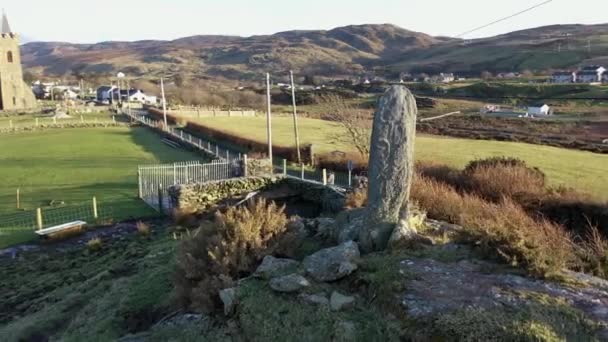 Luftaufnahme eines stehenden Steins in Glencolumbkille im County Donegal, Republik Irleand — Stockvideo