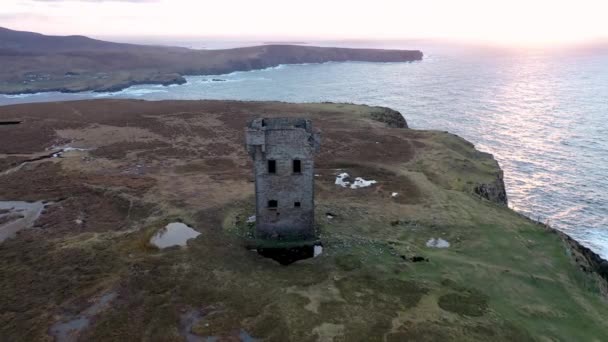 Ο πύργος στο Glencolumbkille στην κομητεία Donegal - Ιρλανδία — Αρχείο Βίντεο