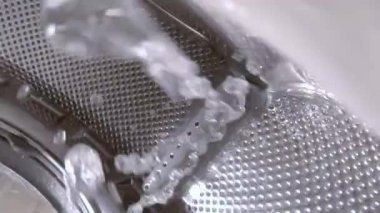 Çamaşır makinesi kirli çamaşırları temizliyor.