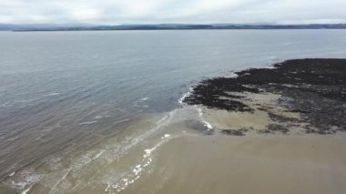 İrlanda 'nın Donegal ilçesindeki Rossnowlagh Sahili üzerinde uçuyor.