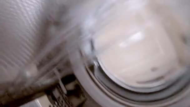 Máquina de lavar está limpando a roupa suja — Vídeo de Stock