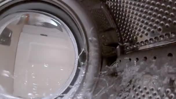 Tvättmaskin städar smutsig tvätt — Stockvideo