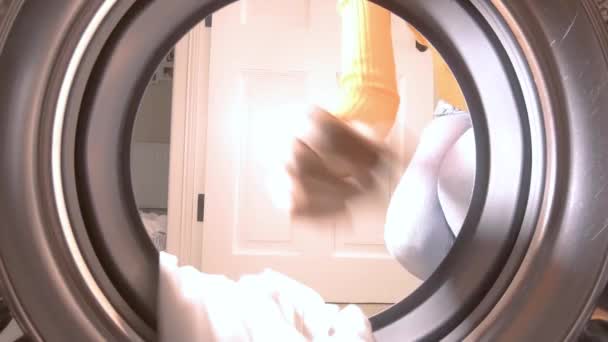 Lady sätta vit tvätt i tvättmaskinen — Stockvideo