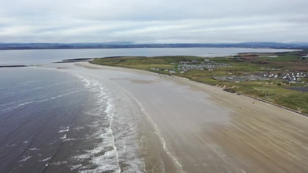 爱尔兰Donegal县Rossnowlagh海滩上空飞行 — 图库视频影像