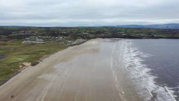 Voando acima de Rossnowlagh Beach no Condado de Donegal, Irlanda — Vídeo de Stock