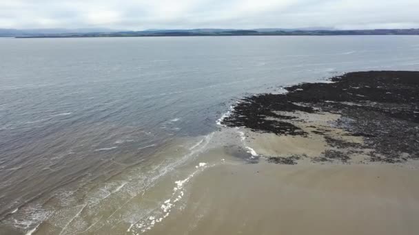 Voando acima de Rossnowlagh Beach no Condado de Donegal, Irlanda — Vídeo de Stock