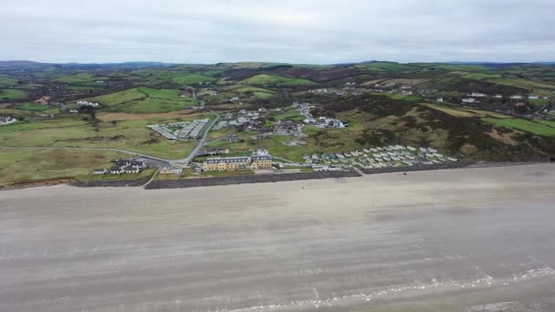 İrlanda 'nın Donegal ilçesindeki Rossnowlagh Sahili üzerinde uçuyor. — Stok video