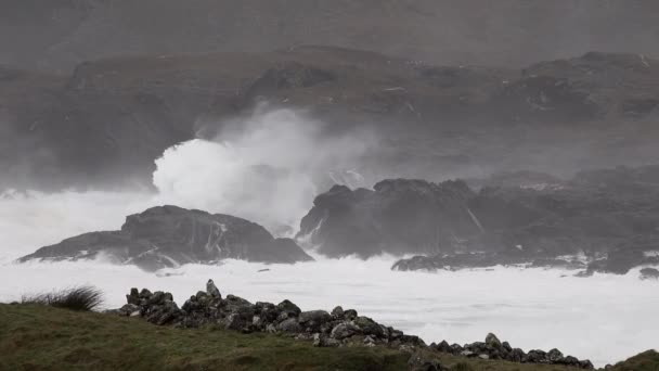 Ogromne fale uderzające w skały Glen Bay przez Glencolumbkille w hrabstwie Donegal - Irlandia — Wideo stockowe