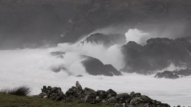 Enormi onde che si infrangono sulle rocce di Glen Bay di Glencolumbkille nella contea di Donegal - Irlanda — Video Stock