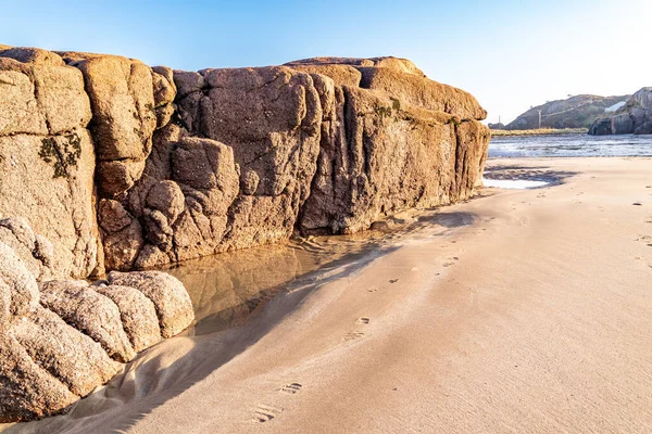 Die schönen Steine an der Cloughglass Bay und am Strand von Burtonport in der Grafschaft Donegal - Irland — Stockfoto