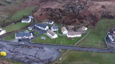 Irleand Cumhuriyeti 'nin Donegal ilçesindeki Glencolumbkille' deki tarihi halk köyünün hava manzarası