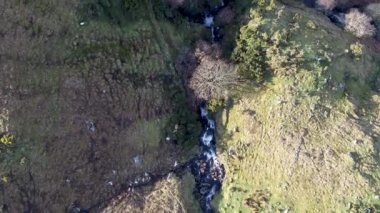 Glencolumbkille 'e giden R263 yolunun havadan görüntüsü - İrlanda Cumhuriyeti