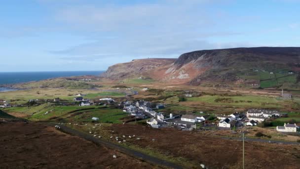 Luchtfoto van Glencolumbkille in county Donegal, Republiek Ierland — Stockvideo