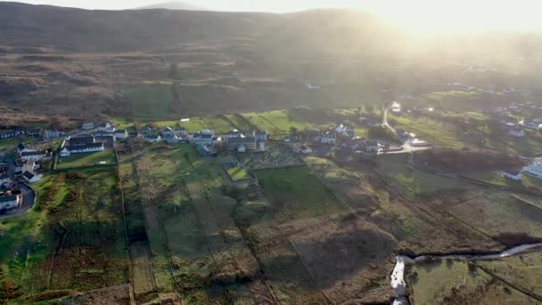 Luchtfoto van St. Columbas Church of Ireland in Glencolumbkille - Republiek Ierland — Stockvideo