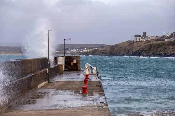 Океанские волны в Портну во время шторма Дадли в графстве Донегал - Ирландия. — стоковое фото