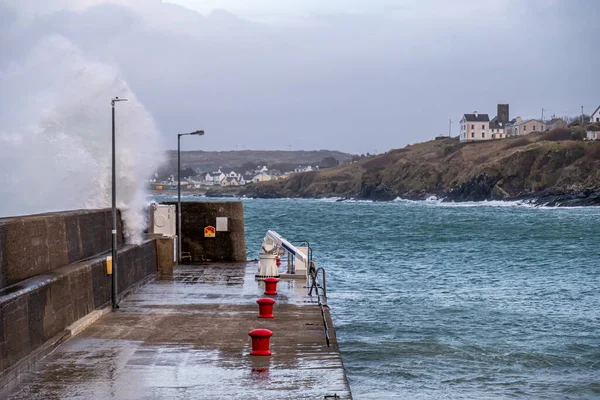 Океанские волны в Портну во время шторма Дадли в графстве Донегал - Ирландия. — стоковое фото