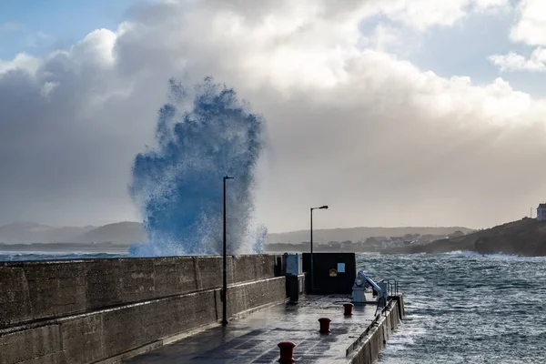 Waves crashing against the pier at Portnoo harbour after Storm Franklin - County Donegal, Republic of Ireland — Stock Photo, Image