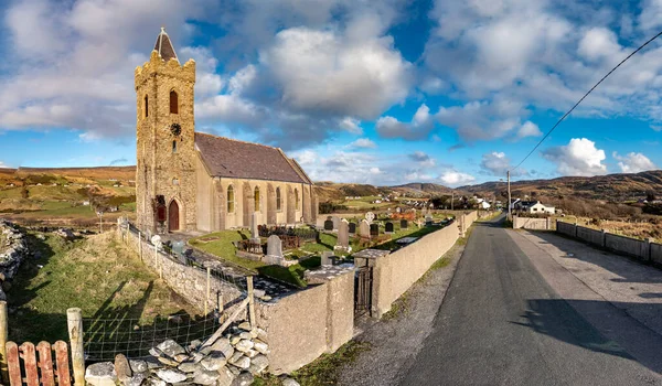 İrlanda Kilisesi 'nin Glencolumbkille' deki havadan görüşü - İrlanda Cumhuriyeti — Stok fotoğraf