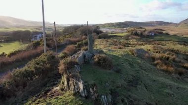 Irleand Cumhuriyeti 'nin Donegal ilçesindeki Glencolumbkille' deki dikey taş manzarası