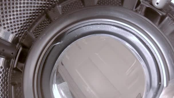 Çamaşır makinesi kirli çamaşırları temizliyor. — Stok video