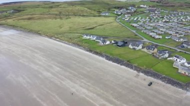 İrlanda 'nın Donegal ilçesindeki Rossnowlagh Sahili üzerinde uçuyor.