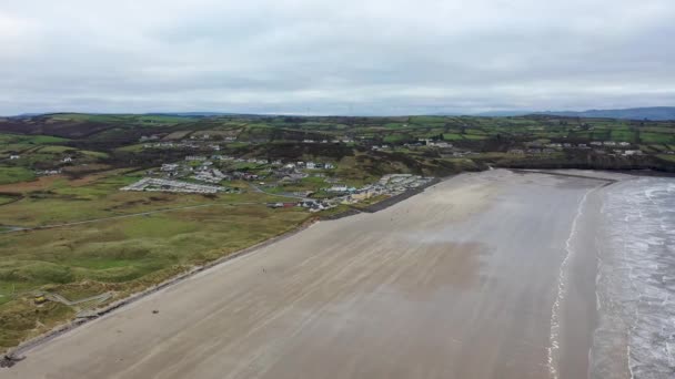 Volando por encima de Rossnowlagh Beach en el Condado de Donegal, Irlanda — Vídeo de stock