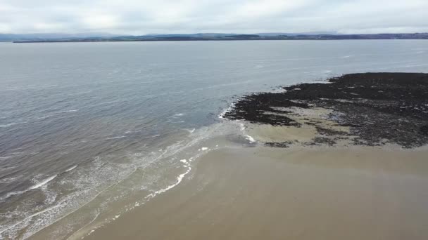 Пролетая над пляжем Росснех в графстве Донегал, Ирландия — стоковое видео