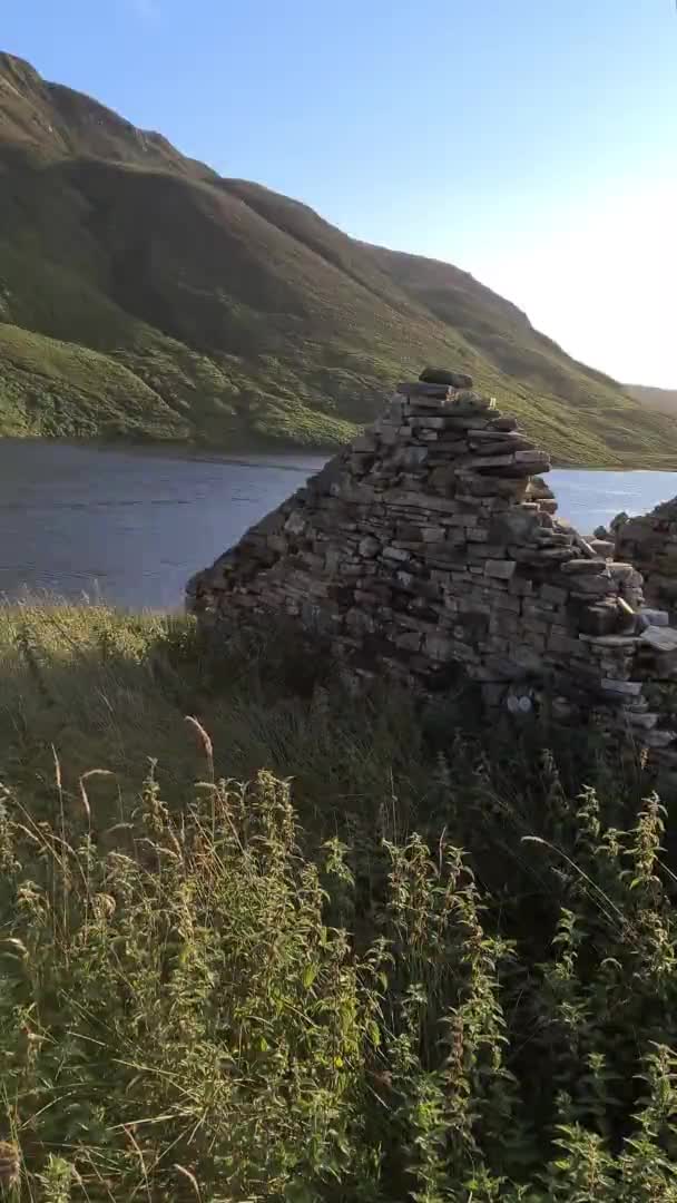 Cottage na estrada para um porto em Kiltyfanned Lough entre Ardara e Glencolumbkille no Condado de Donegal - Irlanda. — Vídeo de Stock