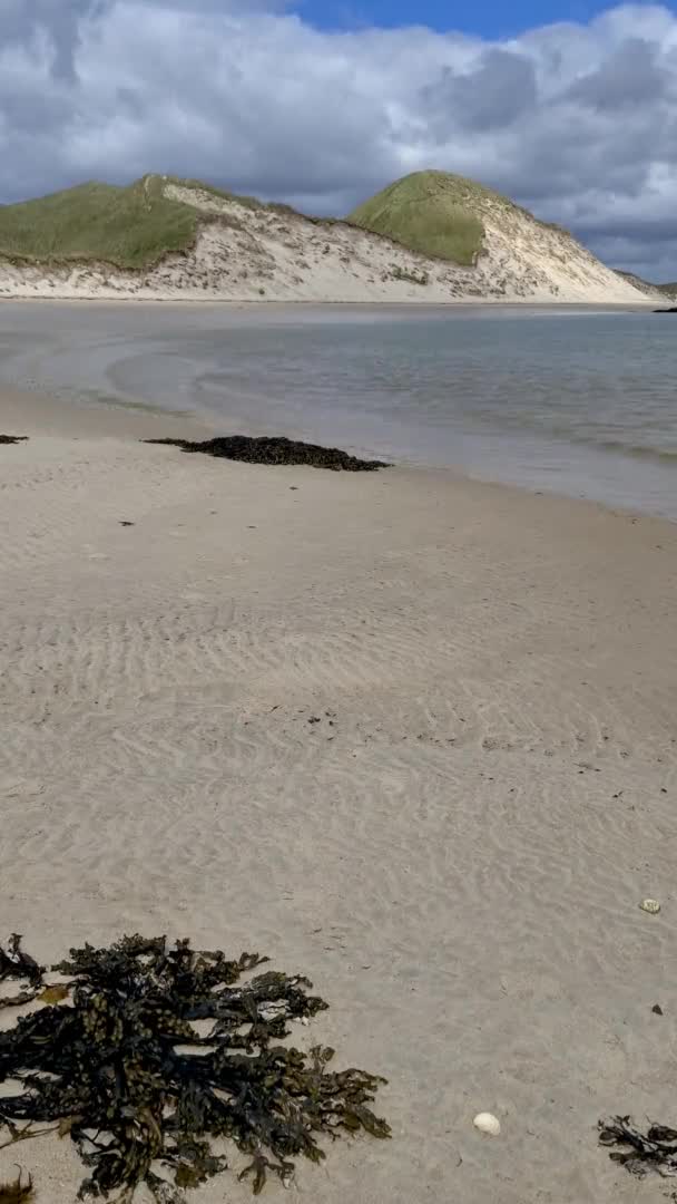 Ballinareava Strand vid naturreservatet Sheskinmore mellan Ardara och Portnoo i Donegal - Irland. — Stockvideo