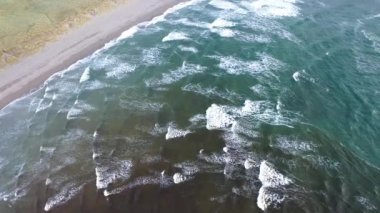 Glencolumbkille 'deki Glen Körfezi' nin İrleand Cumhuriyeti Donegal ilçesindeki hava görüntüsü.