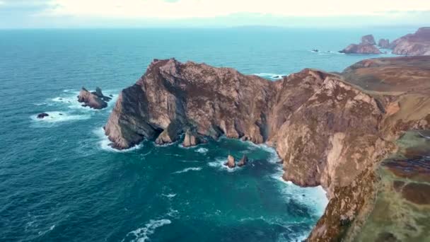 アイルランド共和国ドニゴール州のGlencolumbkileによる沿岸の空中ビュー — ストック動画