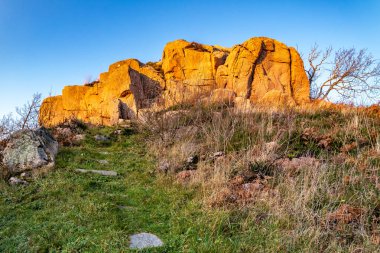 İrlanda Donegal 'de Kincasslagh' ın tarihi kitle kayası.