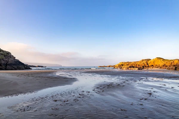 La bellissima baia di Cloughglass e la spiaggia di Burtonport nella contea di Donegal - Irlanda — Foto Stock