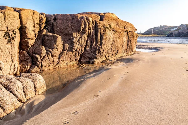 Die schönen Steine an der Cloughglass Bay und am Strand von Burtonport in der Grafschaft Donegal - Irland — Stockfoto