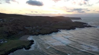 Glencolumbkille 'deki Glen Körfezi' nin İrleand Cumhuriyeti Donegal ilçesindeki hava görüntüsü.