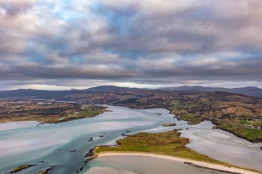 Donegal 'de Lettermacaward ve Portnoo arasındaki Gweebarra Körfezi - İrlanda