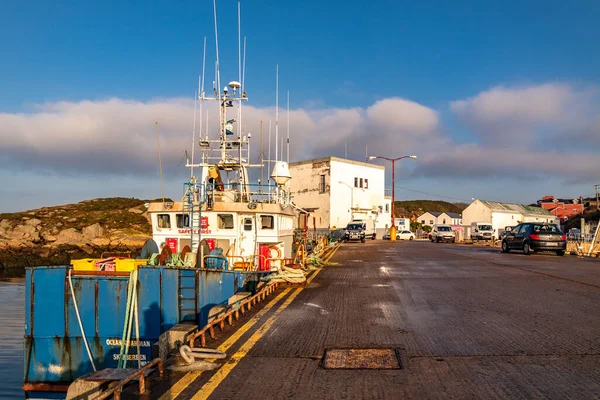 BURTONPORT, DONEGAL, IRELAND - December 18, 2021: Ships are anchored at the harbour — 图库照片