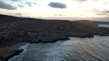 Glencolumbkille 'deki Glen Körfezi' nin İrleand Cumhuriyeti Donegal ilçesindeki hava görüntüsü.