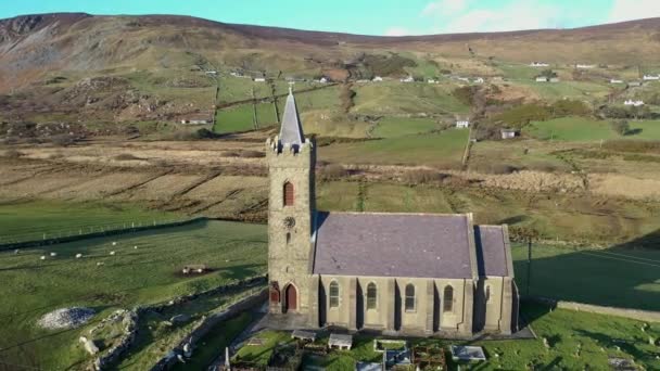 Vista aérea de la Iglesia de Irlanda en Glencolumbkille - República de Irlanda — Vídeo de stock