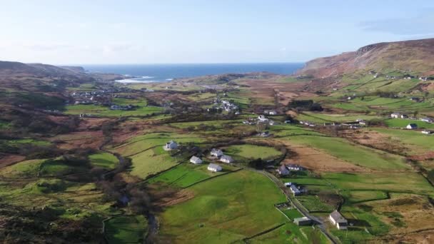 Widok z lotu ptaka Glencolumbkille w hrabstwie Donegal, Republika Irlandzka — Wideo stockowe