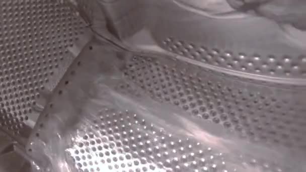 Пральна машина чистить брудну білизну — стокове відео