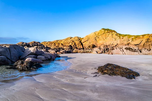 As belas pedras na baía de Cloughglass e praia por Burtonport no Condado de Donegal - Irlanda — Fotografia de Stock