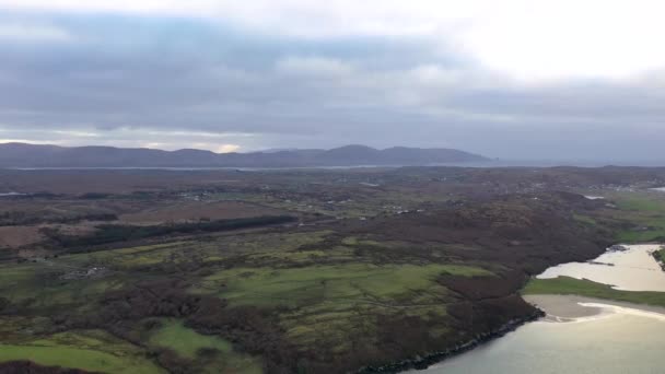 Volando desde Dooey hacia Castlegoland, por Portnoo en el Condado de Donegal - Irlanda — Vídeos de Stock