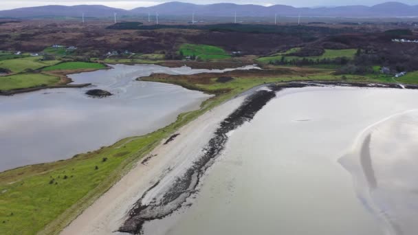 Praia de areia na baía de Gweebarra por Lettermacaward no Condado de Donegal - Irlanda — Vídeo de Stock