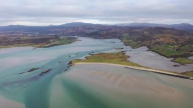 Donegal 'deki Lettermacaward, İrlanda' daki Gweebarra Körfezi 'ndeki kumsal.