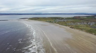İrlanda 'nın Donegal ilçesindeki Rossnowlagh Sahili üzerinde uçuyor.