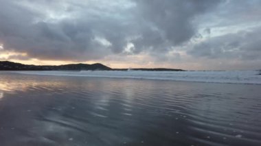 İrlanda 'daki Donegal İlçesi, Portnoo' dan Narin Caddesi 'nde dramatik günbatımı ve dalgalar.