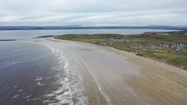 Fliegen über dem Rossnowlagh Beach im County Donegal, Irland — Stockvideo