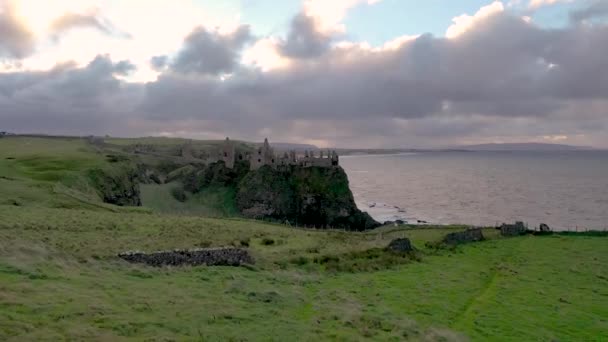 Pemandangan udara Istana Dunluce, County Antrim, Irlandia Utara. — Stok Video